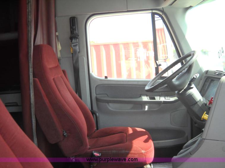 image for item 1200 2003 Freightliner Columbia 120 semi truck