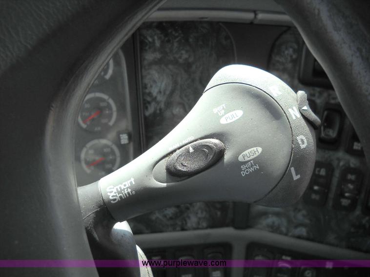 image for item 1200 2003 Freightliner Columbia 120 semi truck