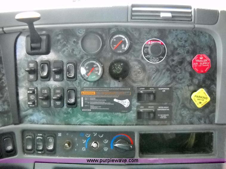 image for item 1200 2003 Freightliner Columbia 120 semi truck