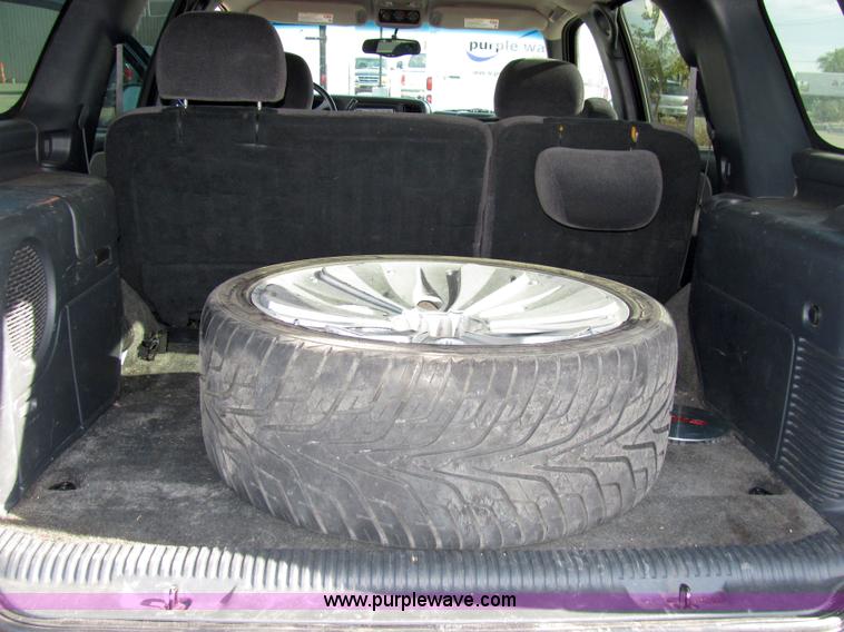 image for item 2237 2001 GMC Yukon