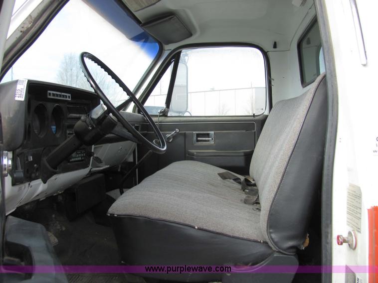 image for item 2315 1988 GMC Topkick C6D042 box truck