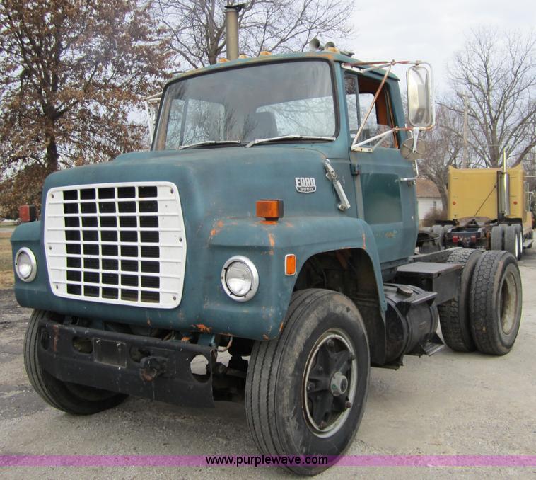 image for item 4345 1984 Ford LN9000 semi truck