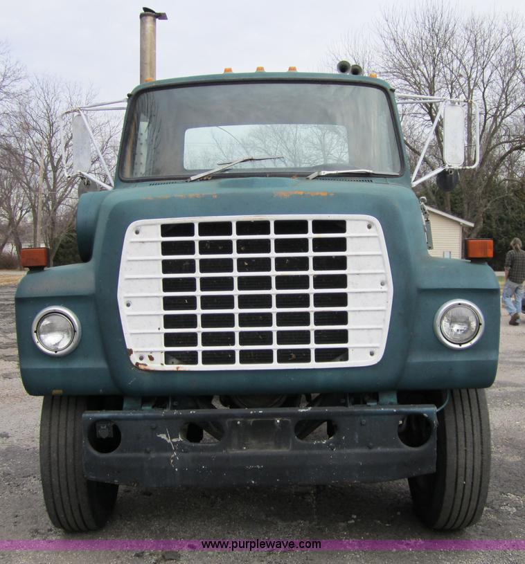 image for item 4346 1984 Ford LN9000 semi truck