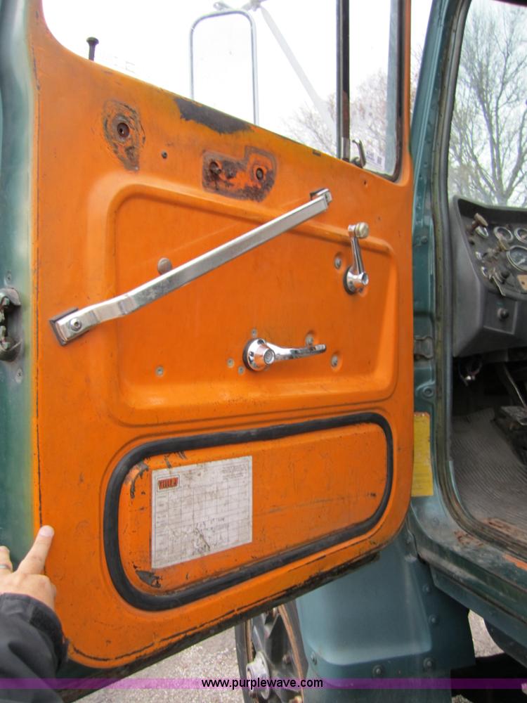 image for item 4346 1984 Ford LN9000 semi truck