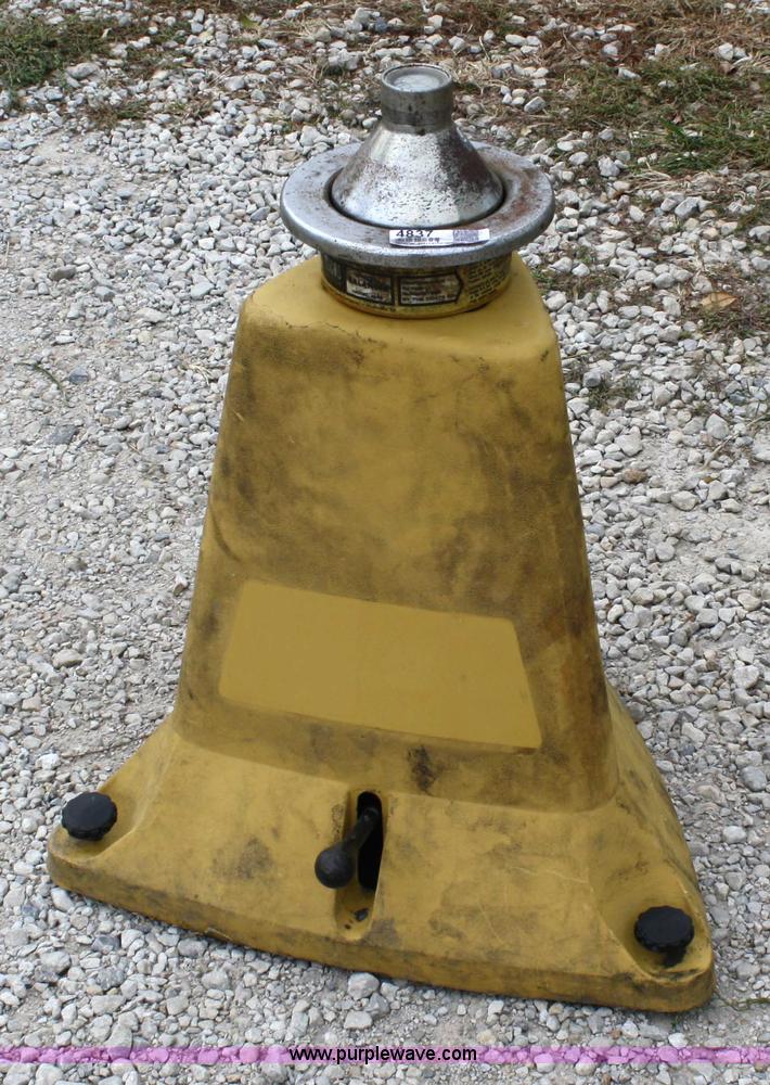 image for item 4837 Micro-precision wheel balancer