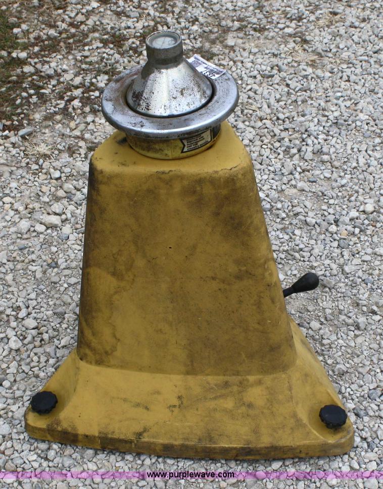 image for item 4837 Micro-precision wheel balancer