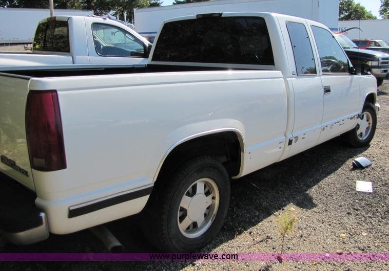 image for item 5272 1998 GMC Sierra C1500 pickup truck