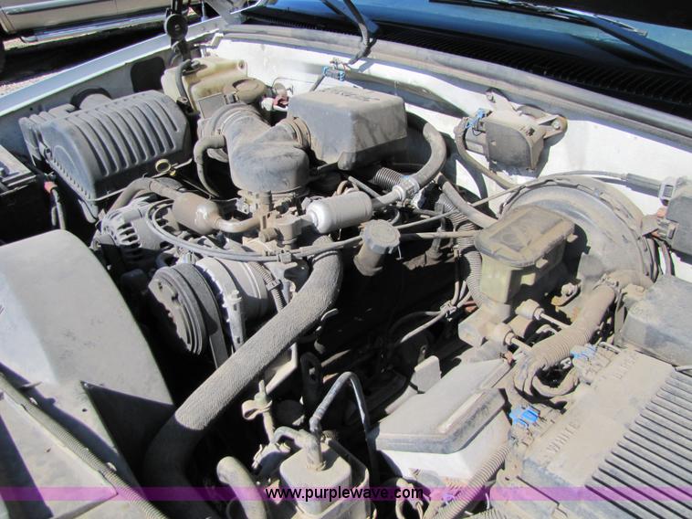 image for item 5272 1998 GMC Sierra C1500 pickup truck