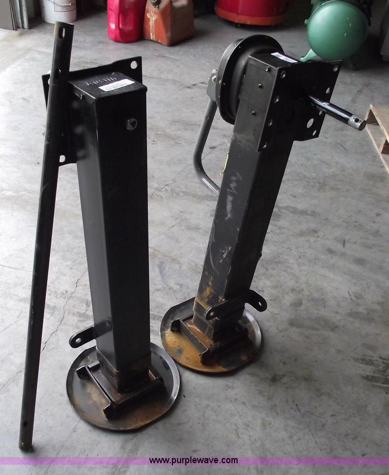 image for item 5440 Austin Western landing legs