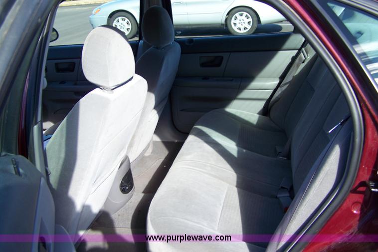 image for item 7000 2006 Ford Taurus SE