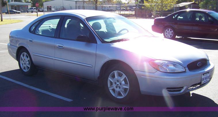 image for item 7001 2007 Ford Taurus SE