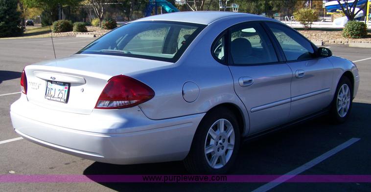 image for item 7001 2007 Ford Taurus SE