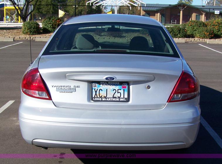 image for item 7001 2007 Ford Taurus SE