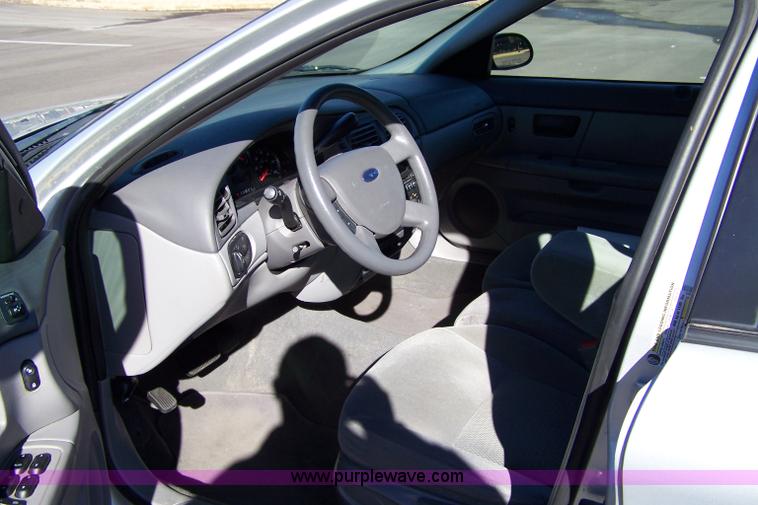 image for item 7001 2007 Ford Taurus SE