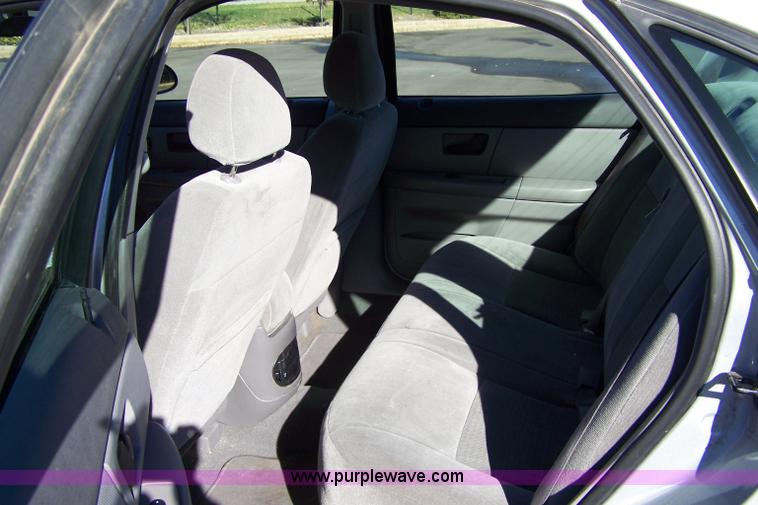 image for item 7001 2007 Ford Taurus SE