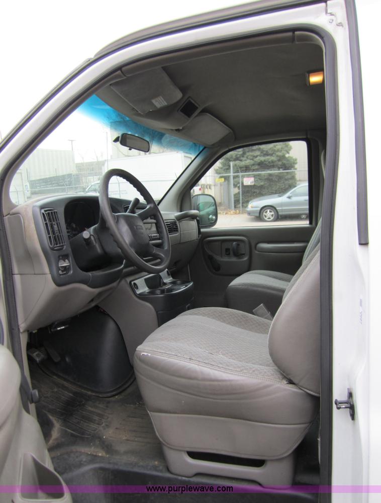 image for item 7523 2000 GMC Savana G2500 cargo van