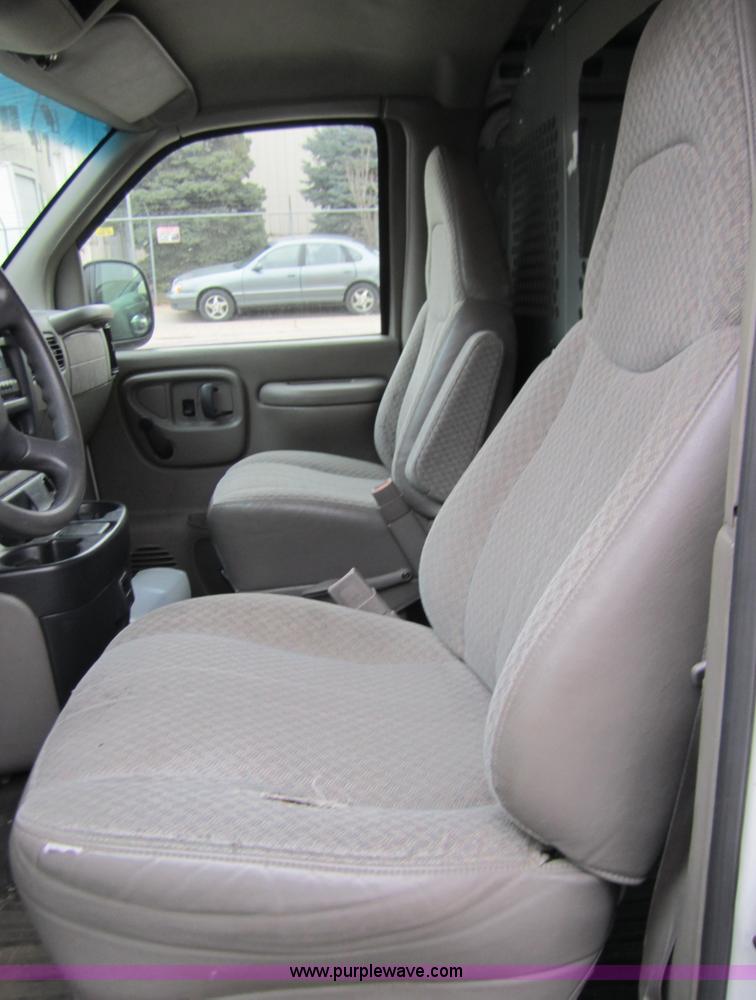 image for item 7523 2000 GMC Savana G2500 cargo van