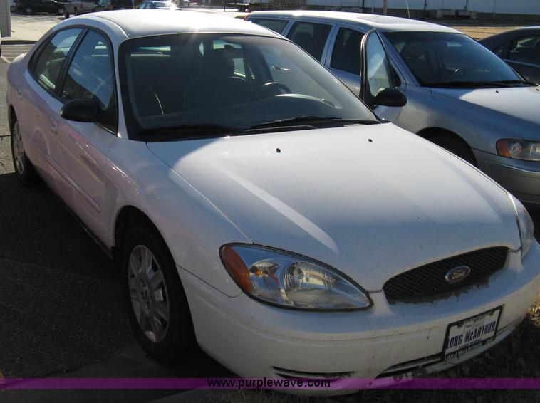 image for item 8085 2007 Ford Taurus SE