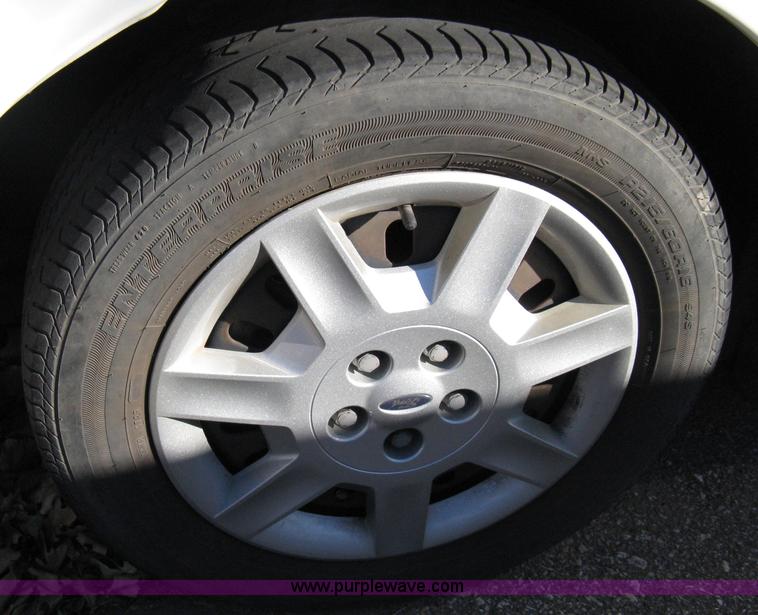 image for item 8085 2007 Ford Taurus SE