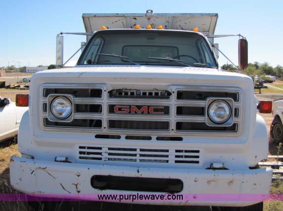 image for item 8253 1982 GMC Topkick C7D042 dump truck