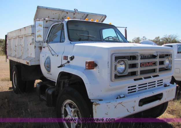 image for item 8253 1982 GMC Topkick C7D042 dump truck