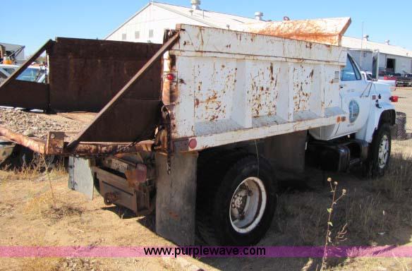 image for item 8253 1982 GMC Topkick C7D042 dump truck
