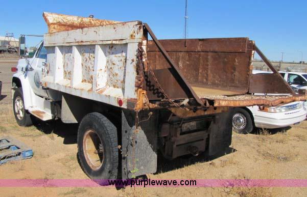 image for item 8253 1982 GMC Topkick C7D042 dump truck