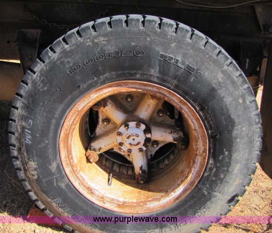 image for item 8253 1982 GMC Topkick C7D042 dump truck