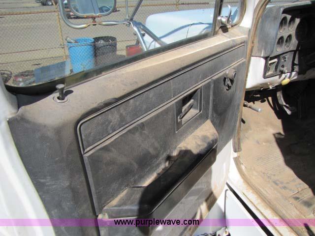 image for item 8253 1982 GMC Topkick C7D042 dump truck