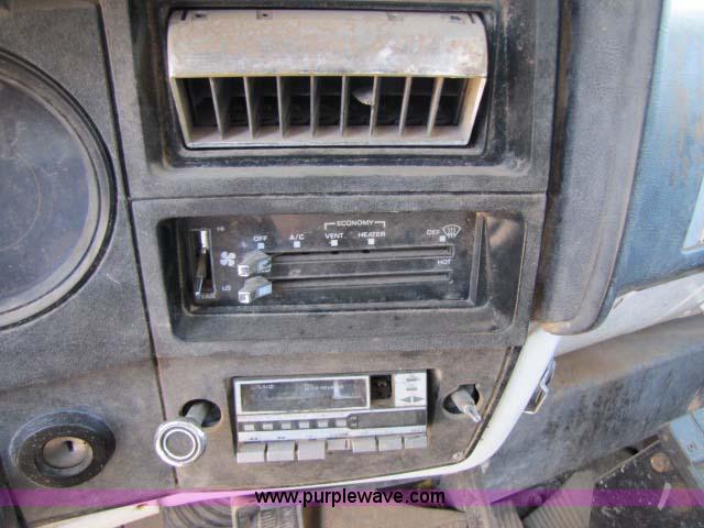 image for item 8253 1982 GMC Topkick C7D042 dump truck