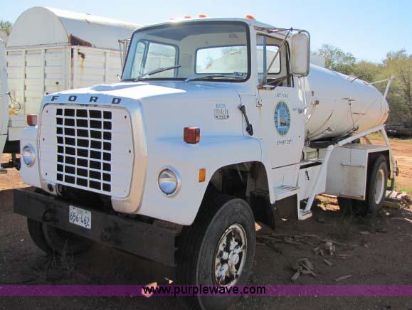 image for item 8256 1979 Ford 8000 water truck
