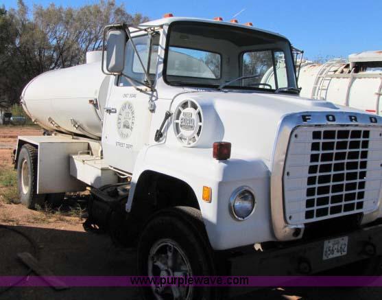 image for item 8256 1979 Ford 8000 water truck