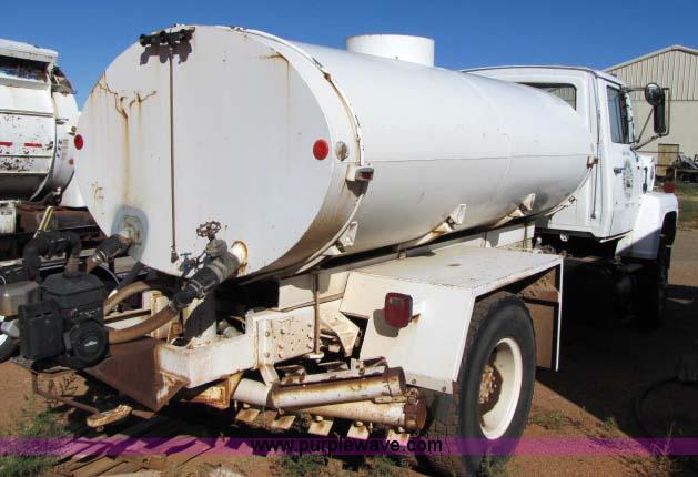 image for item 8256 1979 Ford 8000 water truck