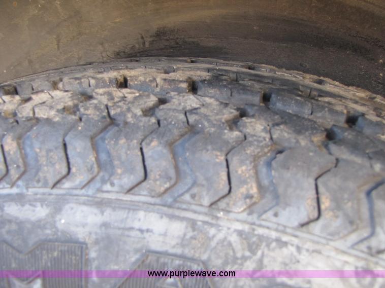 image for item 8340 2009 Tailwind 27' trailer