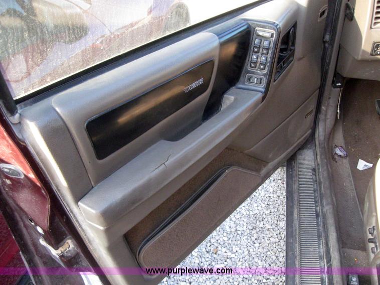 image for item 3151 1994 Jeep Grand Cherokee Laredo