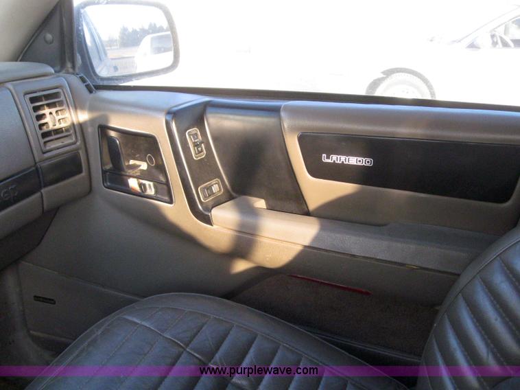 image for item 3151 1994 Jeep Grand Cherokee Laredo