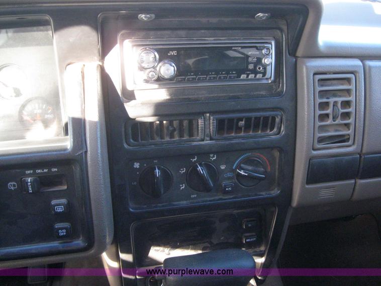 image for item 3151 1994 Jeep Grand Cherokee Laredo