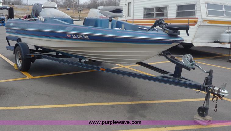 image for item 5610 1988 Bayliner boat