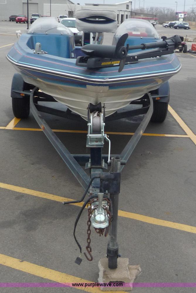 image for item 5610 1988 Bayliner boat