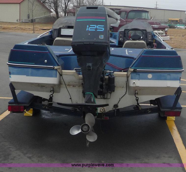 image for item 5610 1988 Bayliner boat