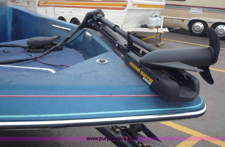 image for item 5610 1988 Bayliner boat