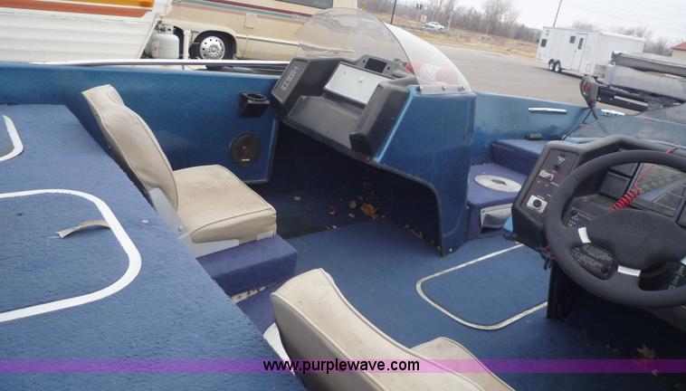 image for item 5610 1988 Bayliner boat