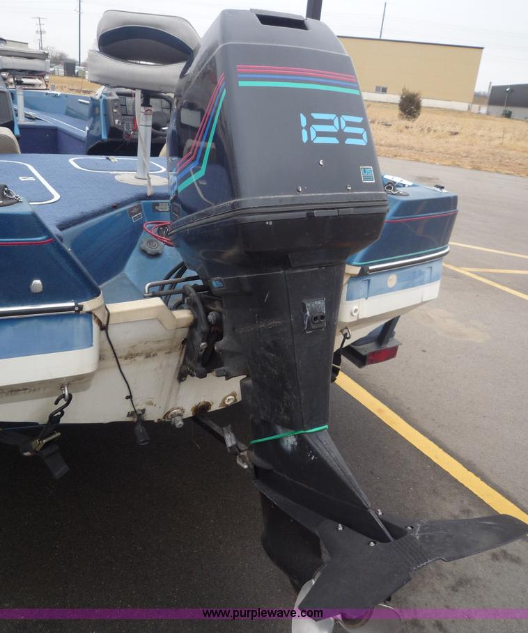 image for item 5610 1988 Bayliner boat