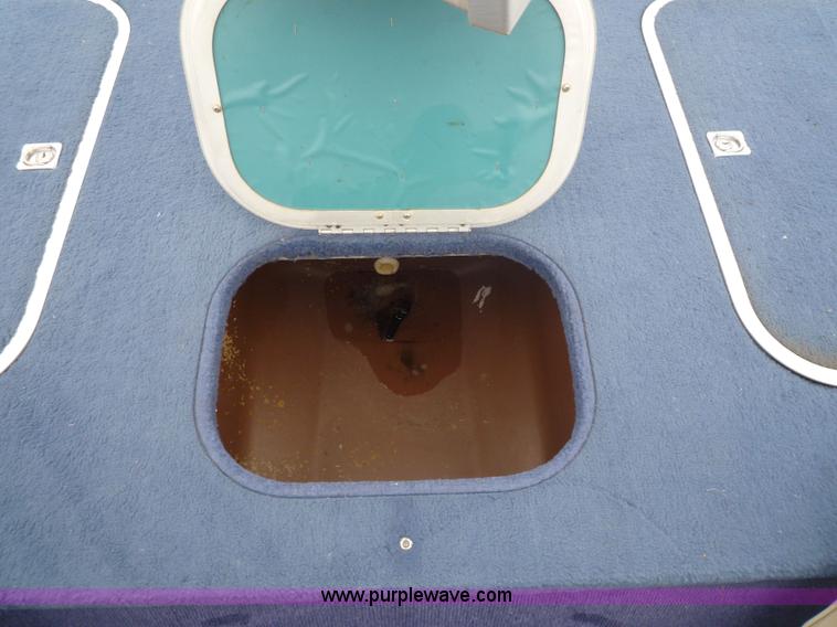 image for item 5610 1988 Bayliner boat