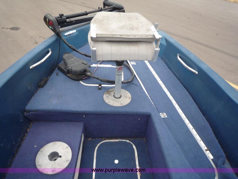 image for item 5610 1988 Bayliner boat