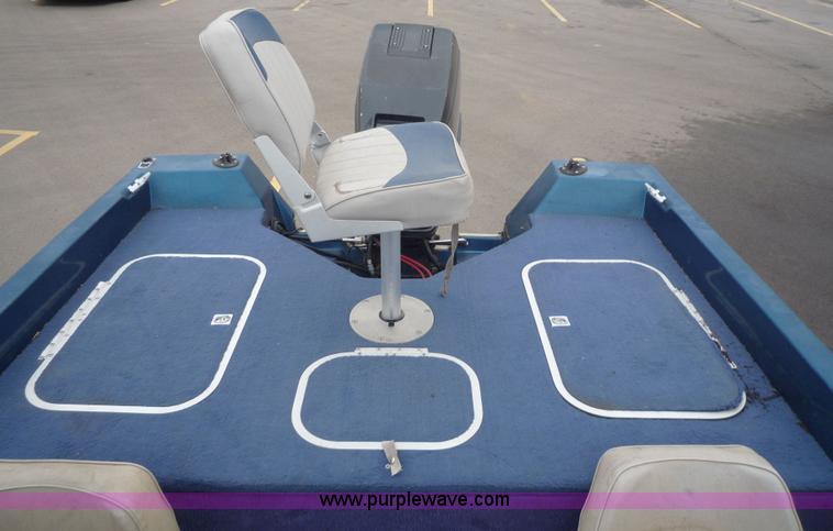 image for item 5610 1988 Bayliner boat