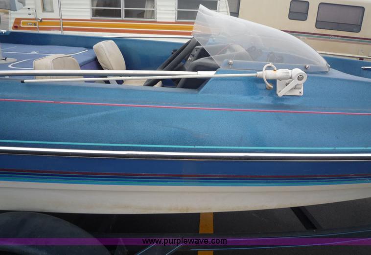 image for item 5610 1988 Bayliner boat