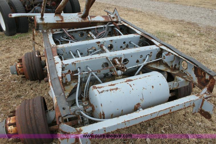 image for item 6772 Semi trailer running gear