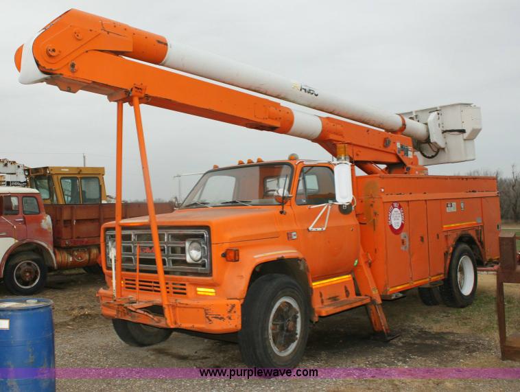 image for item 6793 1986 GMC Topkick 7000 bucket truck