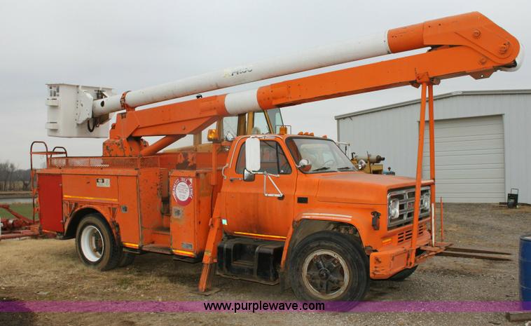 image for item 6793 1986 GMC Topkick 7000 bucket truck